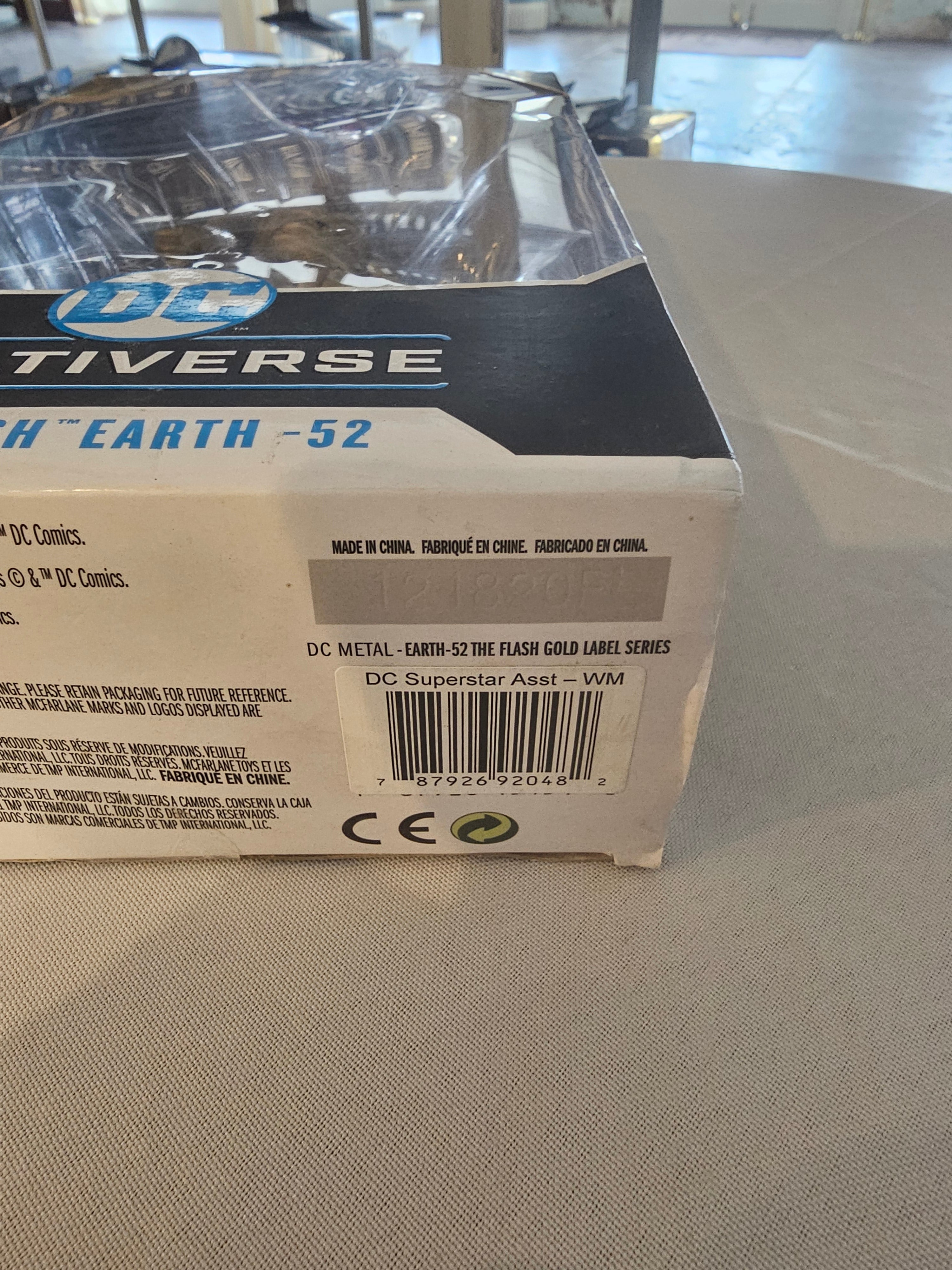 McFarlane DC Multiverse The Flash Earth -52 Gold Label, bottom of box